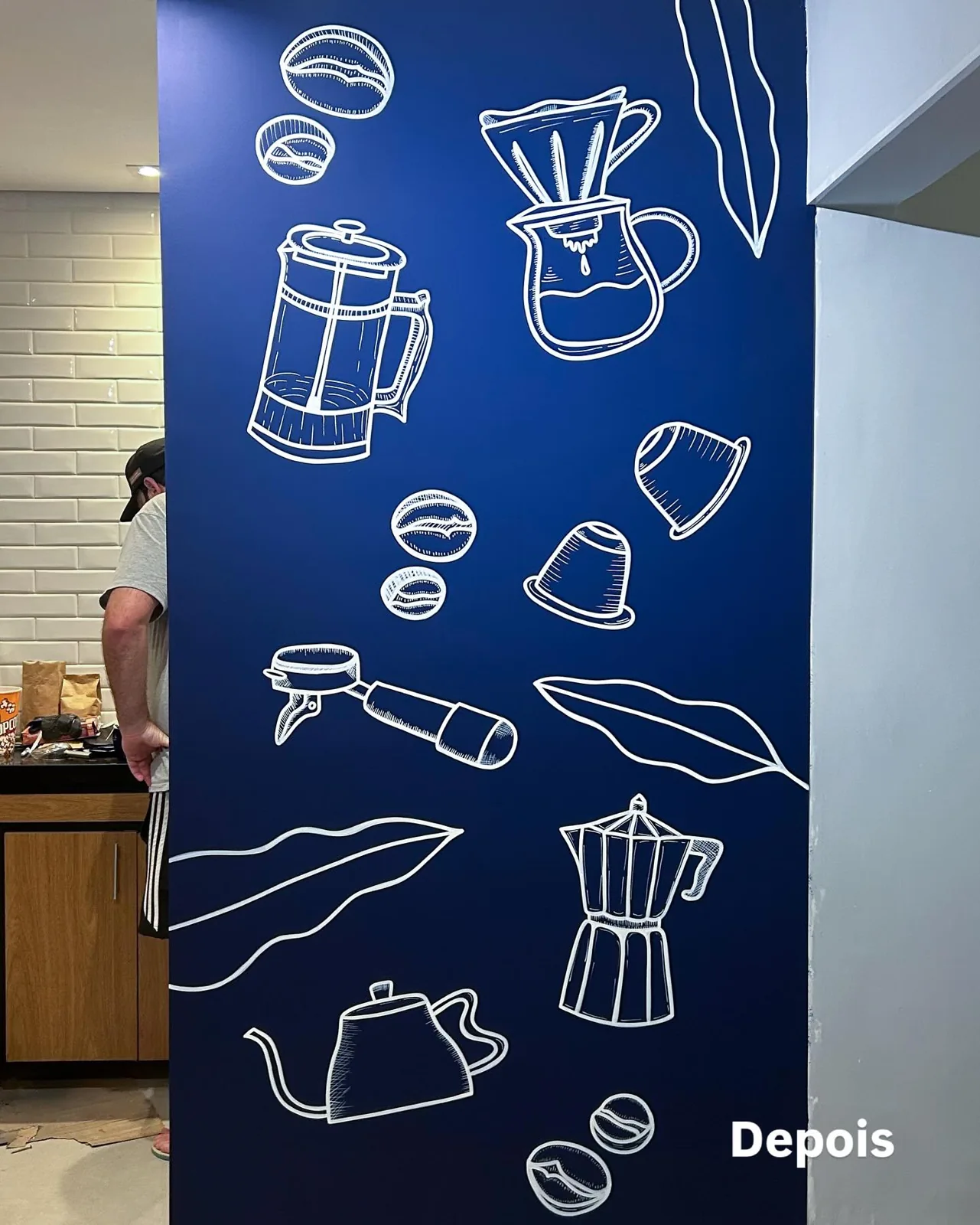 Parede azul com ilustrações brancas de cafeteiras, xícaras e grãos de café